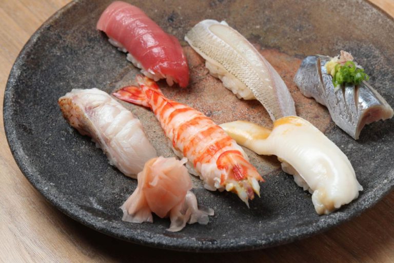 Japan-Traditional-Sushi-002-1320x880