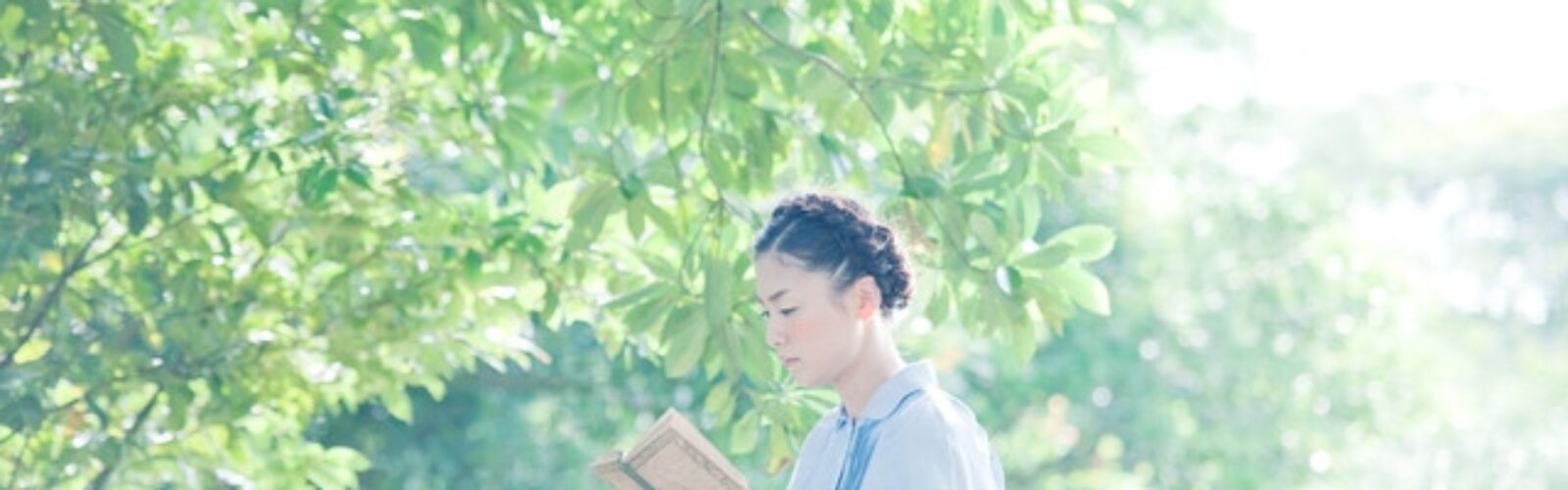 Ragazza-giapponese-legge-libro-alberi